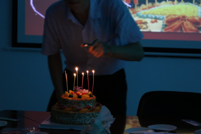 PP电子5金狮触摸屏厂家7月为员工们举行生日会